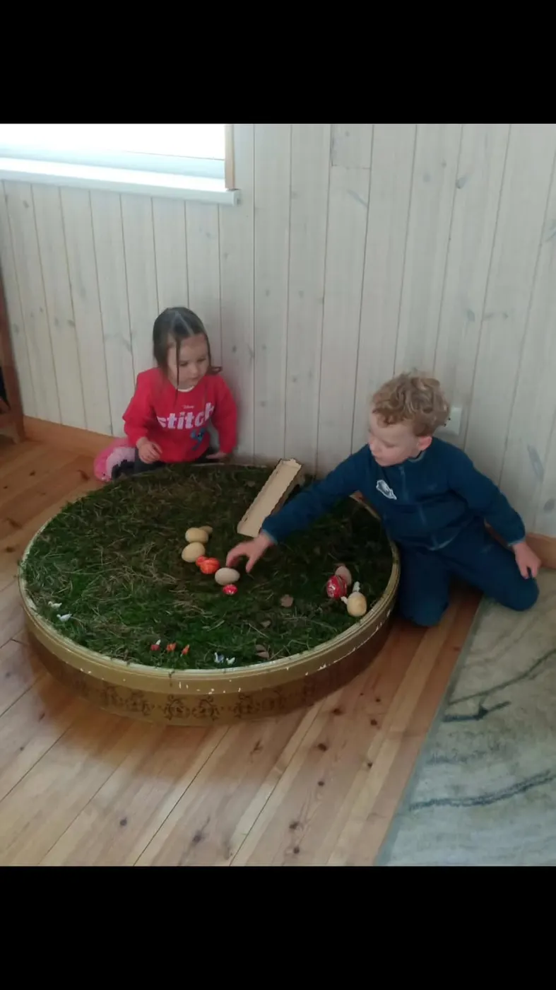 Vaikai žaidžia su sensorine medžiaga