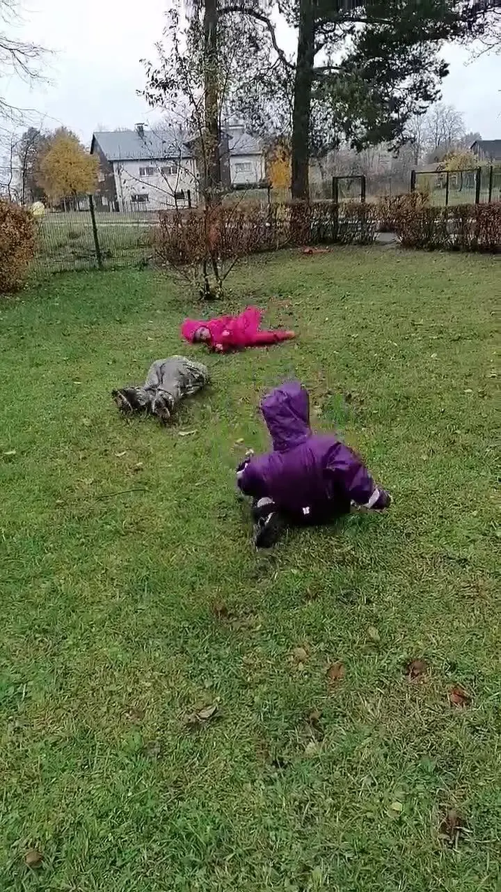 Vaikai žaidžia pievoje