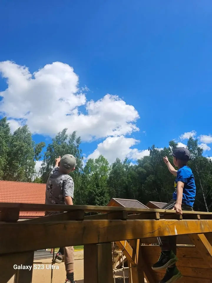 Vaikai žaidžia su vandens siurbliu