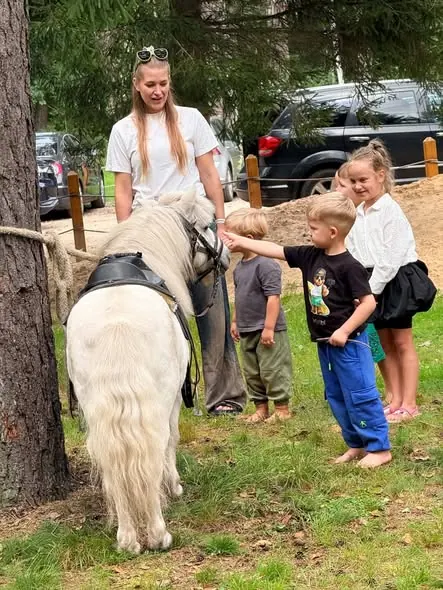 Vaikai su baltu poniu